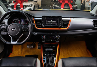 Подержанный автомобиль Kia Stonic 2018 года (9 фото)