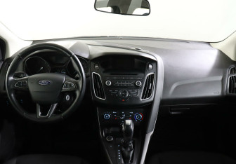 Подержанный автомобиль Ford Focus Hatchback 2017 года (8 фото)