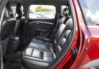 Подержанный автомобиль Volvo XC70 2010 года (10 фото)