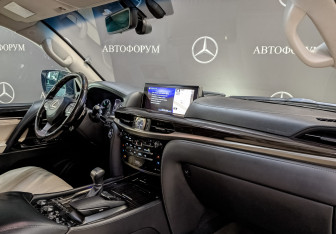 Подержанный автомобиль Lexus LX 2015 года (13 фото)