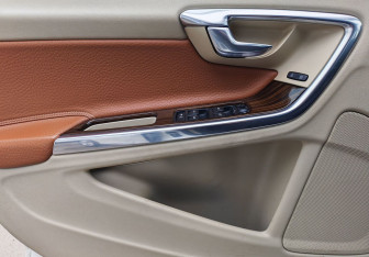 Подержанный автомобиль Volvo S60 2011 года (14 фото)