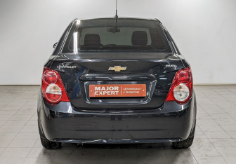 Подержанный автомобиль Chevrolet Aveo Sedan 2015 года (6 фото)