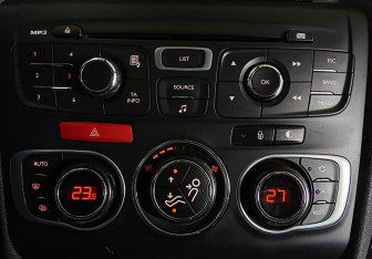 Подержанный автомобиль Citroen C4 Hatchback 2011 года (19 фото)