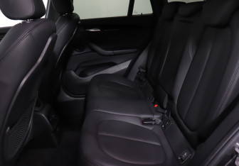 Подержанный автомобиль BMW X1 2022 года (10 фото)