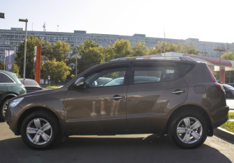 Подержанный автомобиль Geely Emgrand X7 2015 года (8 фото)