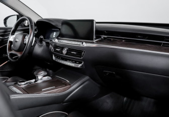Подержанный автомобиль Kia K900 2019 года (9 фото)