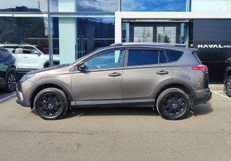 Подержанный автомобиль Toyota RAV4 2017 года (8 фото)
