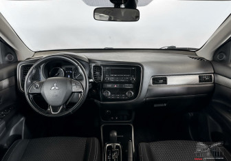 Подержанный автомобиль Mitsubishi Outlander 2018 года (9 фото)