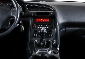 Подержанный автомобиль Peugeot 3008 2012 года (13 фото)