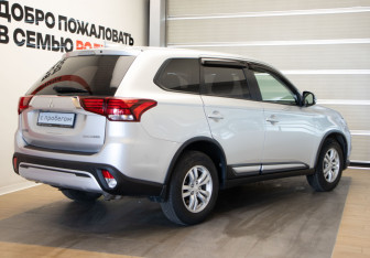 Подержанный автомобиль Mitsubishi Outlander 2018 года (4 фото)