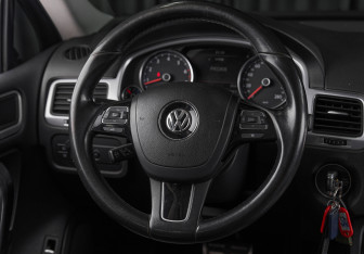 Подержанный автомобиль Volkswagen Touareg 2013 года (14 фото)