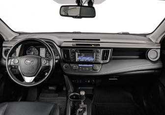 Подержанный автомобиль Toyota RAV4 2016 года (14 фото)