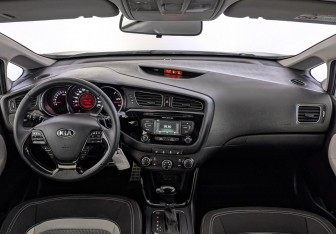 Подержанный автомобиль Kia Ceed Hatchback 2014 года (14 фото)