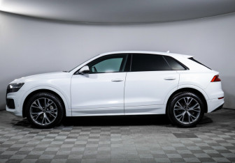 Подержанный автомобиль Audi Q8 2022 года (8 фото)