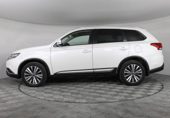 Подержанный автомобиль Mitsubishi Outlander 2019 года (9 фото)