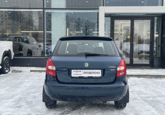 Подержанный автомобиль Skoda Fabia Hatchback 2011 года (6 фото)