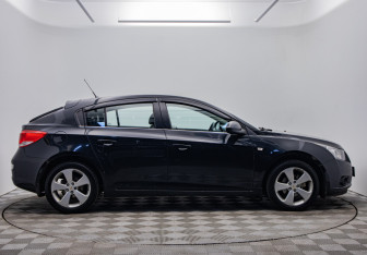 Подержанный автомобиль Chevrolet Cruze Hatchback 2012 года (6 фото)