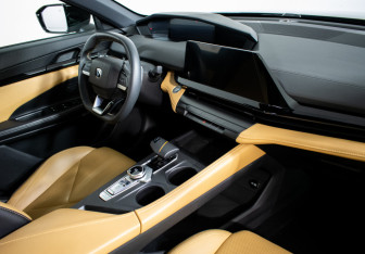 Подержанный автомобиль Changan UNI-V 2022 года (10 фото)