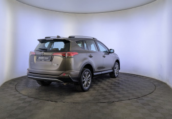 Подержанный автомобиль Toyota RAV4 2018 года (5 фото)