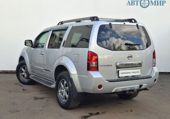 Подержанный автомобиль Nissan Pathfinder 2010 года (7 фото)