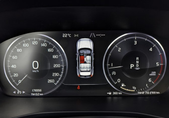 Подержанный автомобиль Volvo XC40 2018 года (16 фото)