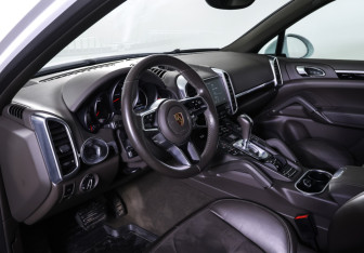 Подержанный автомобиль Porsche Cayenne 2017 года (15 фото)