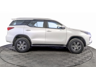 Подержанный автомобиль Toyota Fortuner 2021 года (4 фото)