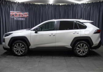Подержанный автомобиль Toyota RAV4 2024 года (8 фото)