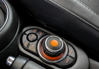 Подержанный автомобиль MINI Hatch 2020 года (26 фото)