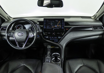 Подержанный автомобиль Toyota Camry Sedan 2021 года (14 фото)