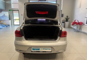 Подержанный автомобиль Volkswagen Passat Sedan 2013 года (9 фото)