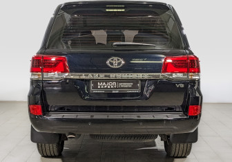 Подержанный автомобиль Toyota Land Cruiser Suv 2015 года (6 фото)