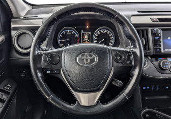 Подержанный автомобиль Toyota RAV4 2017 года (21 фото)