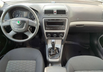 Подержанный автомобиль Skoda Octavia Liftback 2011 года (10 фото)