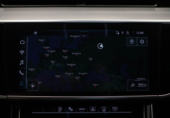 Подержанный автомобиль Audi A8 2021 года (22 фото)
