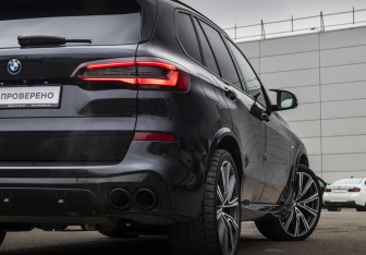 Подержанный автомобиль BMW X5 2021 года (9 фото)