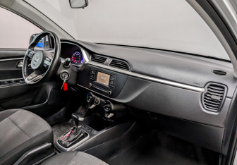 Подержанный автомобиль Kia Rio Hatchback 2021 года (11 фото)