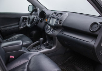 Подержанный автомобиль Toyota RAV4 2011 года (9 фото)