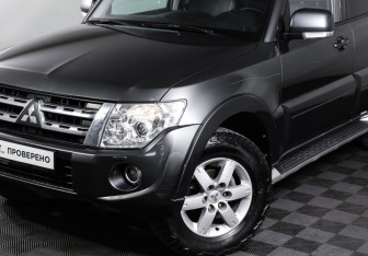 Подержанный автомобиль Mitsubishi Pajero 2011 года (23 фото)
