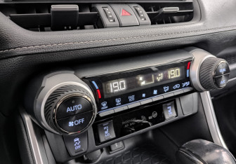 Подержанный автомобиль Toyota RAV4 2021 года (21 фото)