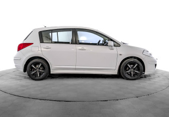 Подержанный автомобиль Nissan Tiida Hatchback 2013 года (4 фото)