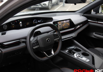 Подержанный автомобиль Changan UNI-V 2023 года (11 фото)