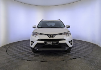 Подержанный автомобиль Toyota RAV4 2018 года (2 фото)