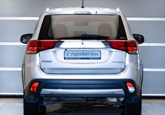 Подержанный автомобиль Mitsubishi Outlander 2016 года (5 фото)