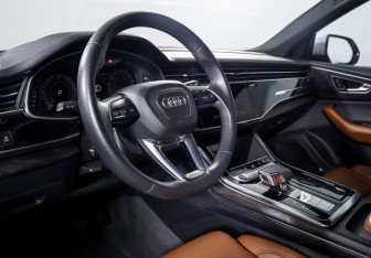 Подержанный автомобиль Audi Q8 2022 года (14 фото)