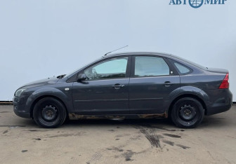 Подержанный автомобиль Ford Focus Sedan 2006 года (8 фото)