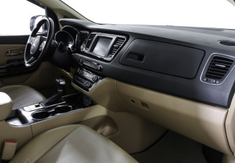 Подержанный автомобиль Kia Carnival 2020 года (11 фото)