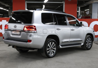 Подержанный автомобиль Toyota Land Cruiser Suv 2017 года (5 фото)