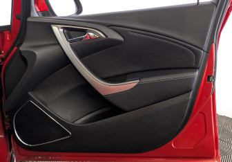 Подержанный автомобиль Opel Astra Hatchback 2012 года (25 фото)