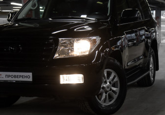 Подержанный автомобиль Toyota Land Cruiser Suv 2008 года (22 фото)